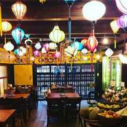 古都ホイアンのランタン灯るカラフルな装飾や店内で使われている食器やスタッフの制服、なにからなにまでベトナムから取り寄せたものばかり。流れる音楽はもちろんベトナムの歌。コックが腕を振るうメニューが多数。