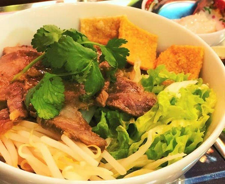 ホイアンの名物料理カオラウ。