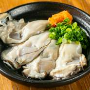江田島産の生牡蠣は、身がしまり、プリッとした食感がたまらない逸品。料理人が「ぜひとも食べて頂きたい」と太鼓判を押す、オススメのひと品です。冬季限定のおいしさに、舌鼓をうってみてはいかが。