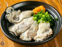 江田島産の生牡蠣は、身がしまり、プリッとした食感がたまらない逸品。料理人が「ぜひとも食べて頂きたい」と太鼓判を押す、オススメのひと品です。冬季限定のおいしさに、舌鼓をうってみてはいかが。