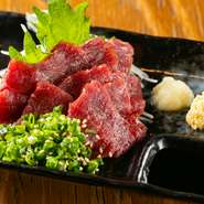 熊本県「千興ファーム」より仕入れた馬肉は、味よし品質よし、管理もしっかりされた安心安全な馬肉です。新鮮な素材を贅沢に堪能できる『馬刺し赤身』。お店でぜひ味わってみませんか。