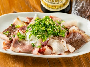 お酒の進む味わい、広島のローカルグルメ『和牛コウネ炙り』