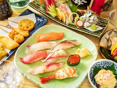 市場直送！鮮度抜群の旬素材を使った寿司や刺身が味わえる