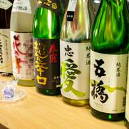 誰もが知っている銘酒から、隠れた魅力を放つ無名銘柄まで、常時20〜30種もの日本酒がラインナップされています。もちろん、季節に合わせてセレクト。熱燗、ぬる燗、常温に、冷酒と、お好み次第で楽しんで。