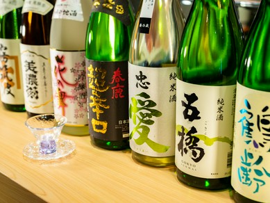 全国各地から厳選した日本酒を、有名無名問わずラインナップ
