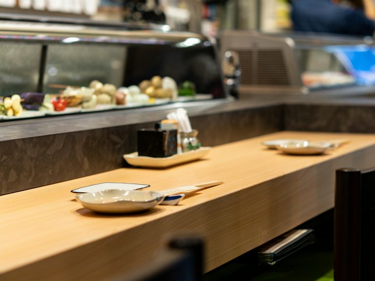 お一人さまからカップルまで、くつろげるカウンター席あり