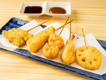 サクッと軽い串揚げも人気『おまかせ五本串（揚・天）』