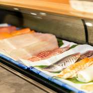寿司や刺身のネタや理その他魚介料理には、市場直送で鮮度抜群の旬素材を使用。特にまぐろは和歌山や三重など日本近海の生まぐろにこだわって仕入れています。旬素材ならではの活きの良さを堪能できます。