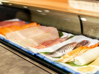 市場直送で鮮度にこだわった「生まぐろ他鮮魚」