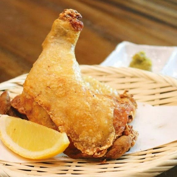 低温でじっくり火入れ。しっとり柔らかな食感と、ジューシーな旨みが堪らない『国産鶏ももの素揚げ』