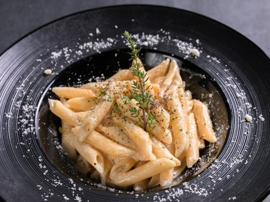 チーズ好きにはたまらない、芳醇な香りに包まれる『3種のチーズペンネ』