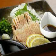 黒毛和牛、馬刺し、新鮮な朝引きハーブ鶏、高品質な食材を使った豪華メニューが揃っています。