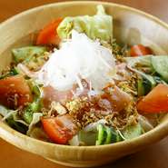 その日の朝に市場で仕入れる地場産の野菜。味が濃く、熊本の大地のパワーを野菜を通して感じることができます。味が濃くて、旨さたっぷりの野菜です。