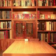 内装には、心安らぐブラウン系が基調。さらに壁の一部分には本物の本が並べられ、まるで書斎でくつろいでいるかのようです。ワンランク上の落ち着きに浸ることができます。