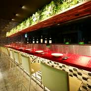 目の前の調理風景を五感で感じるカウンター席。個室とは一味違う愉しみかたが出来ます