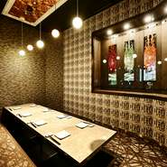 個室の全席掘りごたつ席の足元楽々、広々空間。名古屋駅より徒歩1分のため宴会やお集まりに最適です。最高級の雰囲気で会話も弾み楽しいこと間違いなし。接待に使える個室のお部屋もご用意しています。