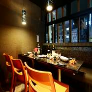 スタイリッシュな「全席完全個室」dining 2名 / 4名 / 6名 / 8名 / 10名 / 12名 / 16名…。人数に合わせて、お客様専用のプライベート空間をご用意いたします。