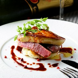 牛フィレ肉とフォアグラのロッシーニ風