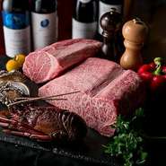ヒレ肉は、サーロインステーキと並ぶ牛肉の最高部位。１頭の牛からたった２本しか取れないという希少な部分です。これは牛の重量の約３％にあたり、サーロインとともに最高級の品質になります。
