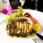 新鮮なアワビを鉄板でソテーして特製の肝バターソースをかけた贅沢な逸品です。