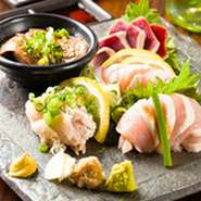 新鮮な地鶏をそのままサッと炙り特製ダレでご賞味ください。
