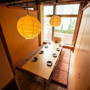 掘りごたつ個室（8～12名様×9卓）｜和風なペンダントライトが灯る部屋