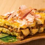 栃尾の「栃尾あぶらげ」は、通常の油揚げの約3倍ほど！新潟の郷土料理でもある「栃尾揚げ」を、当店でもお楽しみいただけます♪
 ◇ネギ／納豆／プレーンよりお選びください。