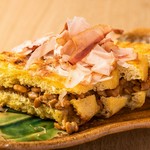 栃尾の「栃尾あぶらげ」は、通常の油揚げの約3倍ほど！新潟の郷土料理でもある「栃尾揚げ」を、当店でもお楽しみいただけます♪
 ◇ネギ／納豆／プレーンよりお選びください。