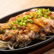 たっぷりと敷いたもやしの上に、肉厚の鶏肉を豪快にのせました！そのまま鉄板でご提供いたしますので、熱々をお召し上がりいただけます♪
 ◇タレ・塩・味噌・チーズ(+50円)よりお選びください。