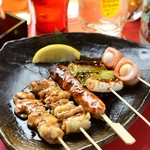 1本1本丁寧に焼き上げる焼き鳥は、タレ・塩・味噌・チーズの4種類の味付けからお選びいただけます！他では珍しい、味噌がイチ押し♪