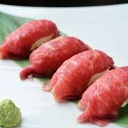 いろどり名物！とろける食感が堪らない「肉ずし」は人気の高い看板メニューのひとつ！素材の甘みと旨みを味わっていただけるよう、塩と胡椒で軽く味付けをしています。