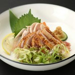 鮮度にこだわる「鶏のタタキ」は、鶏皮の表面を炙ることで香ばしさを出します。お肉本来の甘味と香ばしさが絶妙な味わいに！ポン酢や山葵醤油でどうぞ。