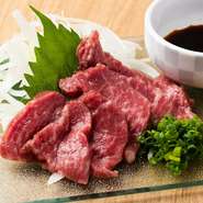 ほどよい霜降りで柔らかく甘みのある馬刺しは、赤身をご用意しております！馬刺し専用の醤油に付けてお召し上がりください♪