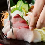 程よく脂がのった旬のハマチを、厚切りにして提供する贅沢なお造りです。ぷりぷりとした弾力のある食感と、口の中でとろける甘みは日本酒との相性も抜群です。