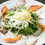 旬の魚介を新鮮さそのままに楽しめるカルパッチョ。コースでも単品でも召し上がれます。鮮魚の旨みを存分にご堪能あれ。