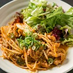 豚肉の甘みとキムチの辛味が絶妙に絡み合い、食欲をそそる香ばしい仕上がりです。お酒のおつまみとしてはもちろん、ご飯も進むスタミナ満点の一皿です。