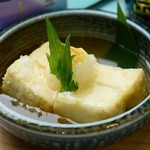 外はカリッと、中はとろけるような食感に仕上げた豆腐に、風味豊かな特製出汁を合わせました。優しい出汁の香りが衣に染み込み、ほっとするような温かみを感じる一品です。