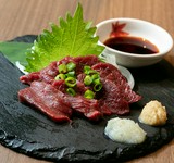 鮮度抜群で臭みのない、厳選された馬肉の赤身を贅沢に味わえる一品です。しっとりとした柔らかな食感と、噛むほどに広がる濃厚な旨味をお楽しみください。
