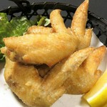 パリッとした皮の食感とジューシーな肉質で、何本でも食べられてしまう看板おつまみです。