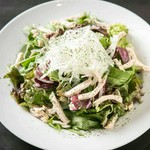 全国各地から仕入れたフレッシュな野菜のサラダ。蒸し鶏と絹豆腐を使っているのでヘルシーです。箸休めにいかがですか。