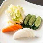 旬の野菜を中心に、彩り豊かに盛り合わせた箸休めにぴったりな一皿です。素材ごとの異なる食感と風味を楽しみながら、ホッと一息つける安心の味わいです。