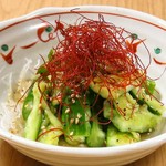 シャキシャキの胡瓜に特製のたれをしっかりと絡めた、その名の通り中毒性の高い一品です。瑞々しさとパンチの効いた味付けのバランスが絶妙で、ついつい手が伸びてしまう美味しさです。