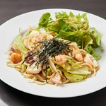 魚介の旨味が溶け出した特製の塩だれが、モチモチの麺にしっかりと絡む味わい深い焼きそばです。ソース味とはひと味違う、さっぱりとしつつもコクのある美味しさがクセになります。