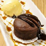 中からとろりと濃厚なチョコソースが溢れ出す、贅沢な温かいスイーツです。甘いもの好きにはたまらない重厚な味わいで、至福の締めくくりを演出します。