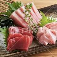 毎朝仕入れる地元の鮮魚を盛り合せでご用意！　料理長が厳選した魚介は、その日のオススメを盛り合せております！静岡のお刺身には、静岡の地酒がぴったり。静岡自慢と一緒に、楽しい夜をお過ごしください！