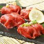 国産の良質なもも肉を使用しています。マヨネーズとねぎを添えてにんにくドレッシングをかけたものと塩レモン風味の2種類を一皿でご提供。
