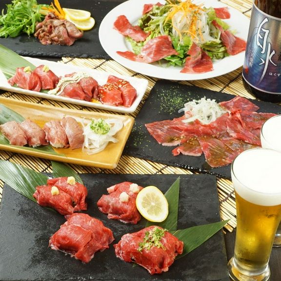 紅茶鴨や九州産の黒毛和牛に加え、厳選肉を使った串焼きなど、選りすぐりの品々を集めました。