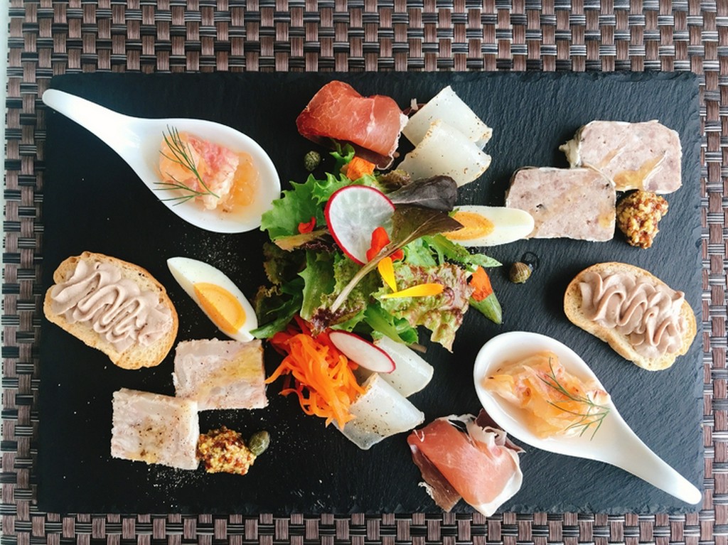 海沿いの小さなビストロでゆっくりチルタイム