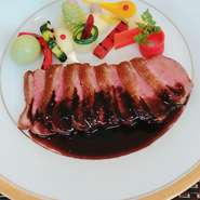 カモムネ肉のロースト～赤ワインソース～