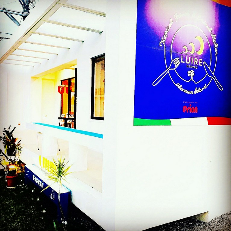 白を基調としたモダンな建物が印象的です